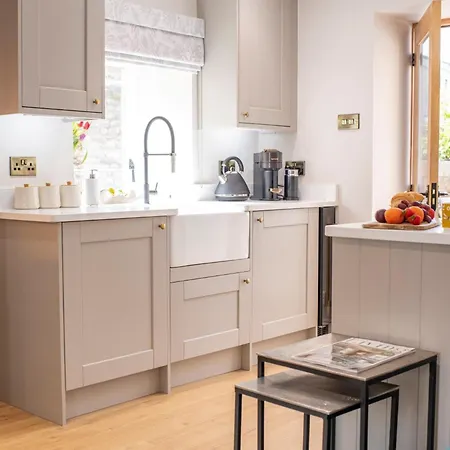 בית נופש 1 Bed In Richmond 88589 *