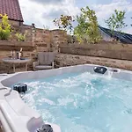 1 Bed In Richmond Oc-88589 Ferienhaus